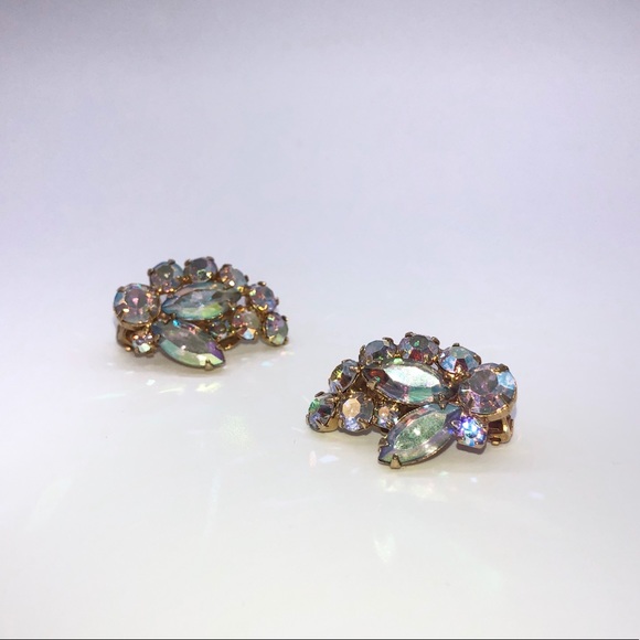 Vintage Clip-on Earrings - Picture 4 of 5